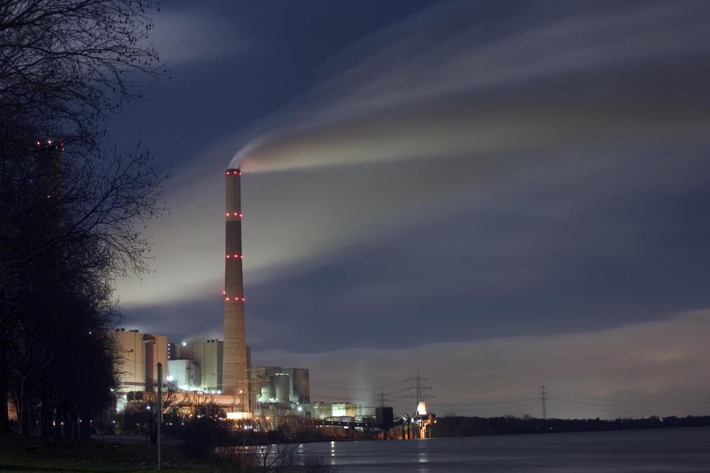 Nachtaufnahme vom Kraftwerk in Voerde/Niederrhein