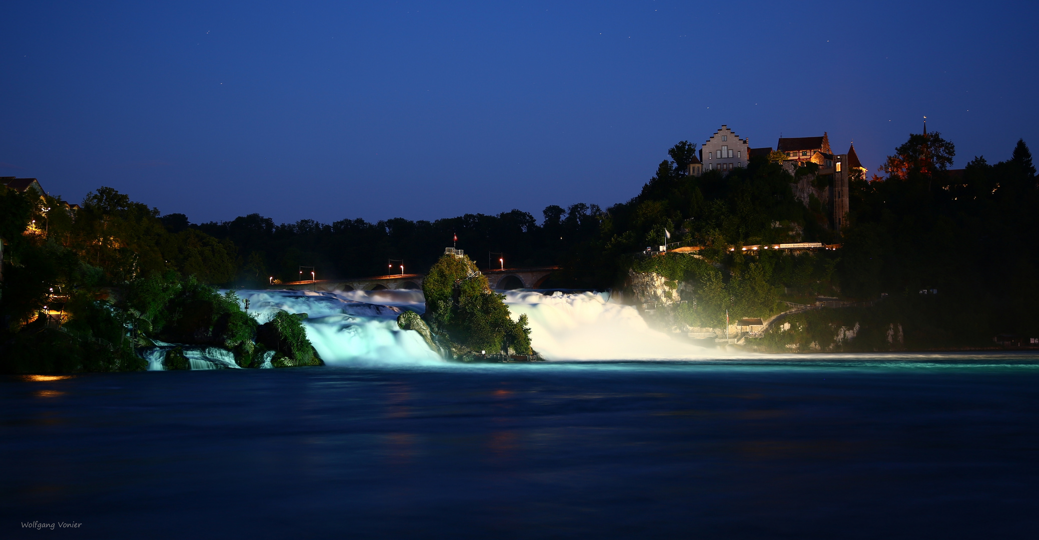 Nachtaufnahme vom Rheinfall bei Schaffhausen