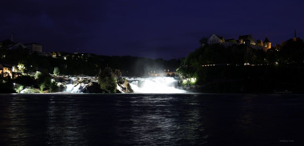 Nachtaufnahme vom Rheinfall in Schaffhausen/Schweiz 
