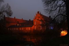 Nachtaufnahme vom Schloss Herten im Rahmen der alljährlichen Aktion "Lichterwald"