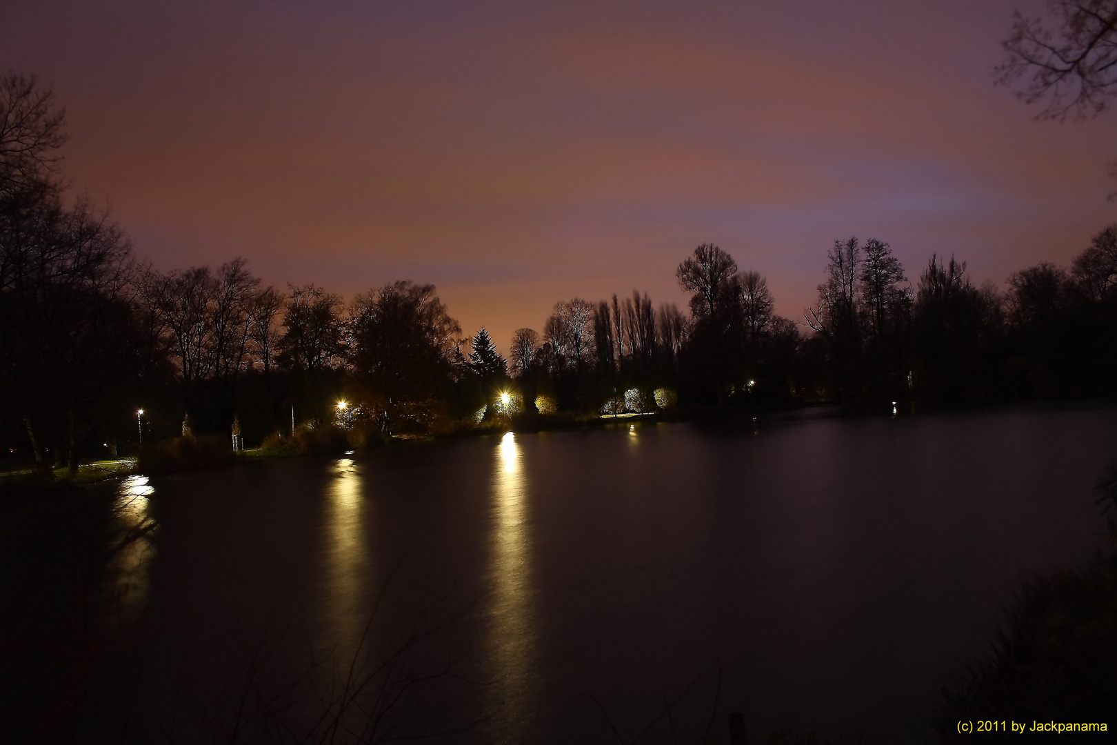 Nachtaufnahme vom Wasserschloss Wittringen aus auf den See