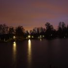 Nachtaufnahme vom Wasserschloss Wittringen aus auf den See