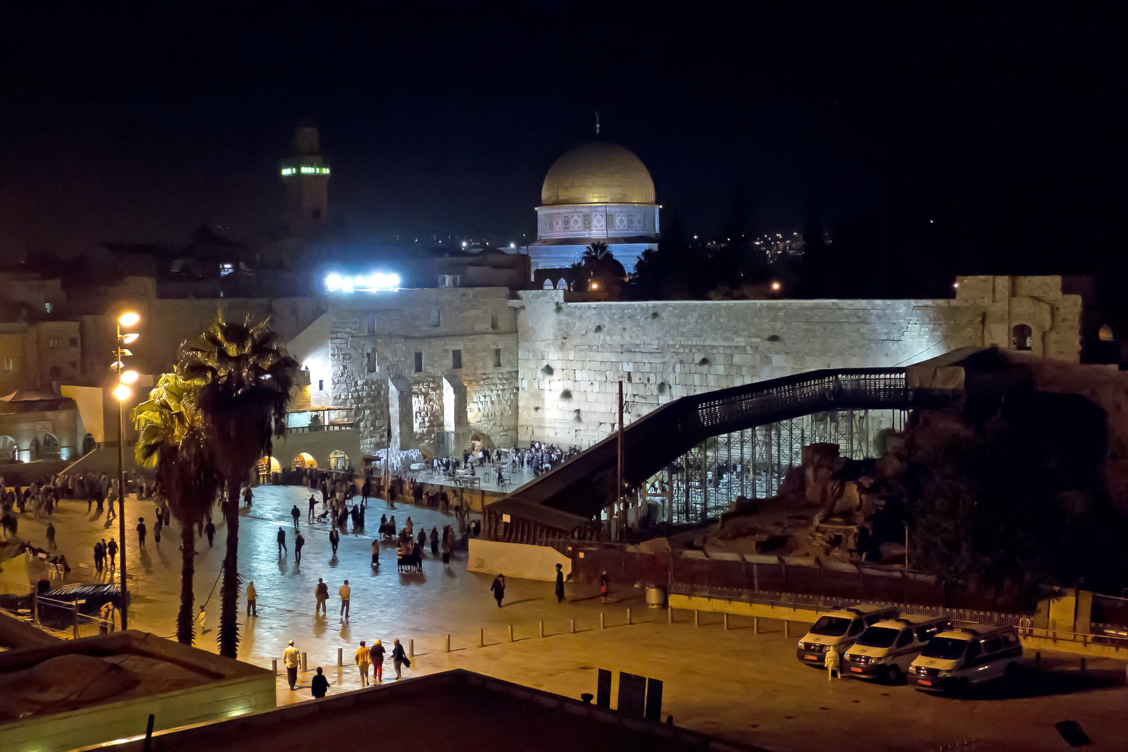 Nachtaufnahme von der Klagemauer mit dem Felsendom in Jerusalem