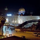 Nachtaufnahme von der Klagemauer mit dem Felsendom in Jerusalem