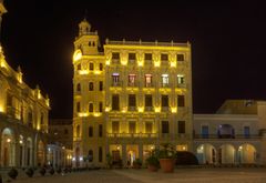 Nachtaufnahme von einem Gebäude an der Plaza Vieja in Havanna