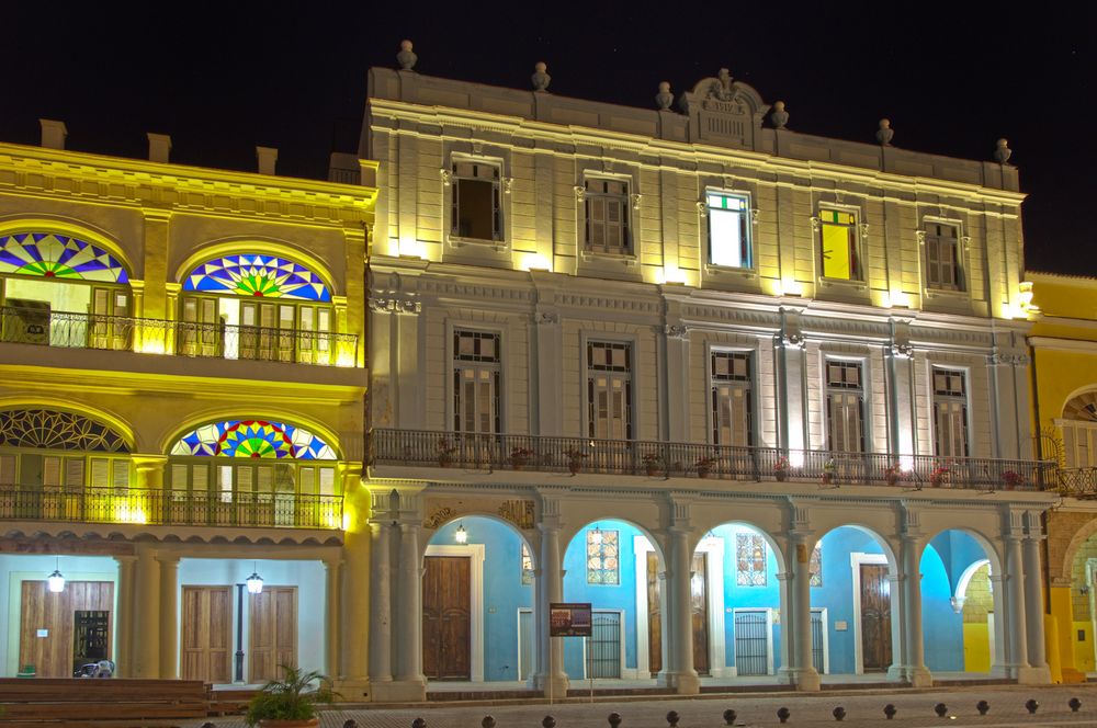 Nachtaufnahme von einem Gebäude an der Plaza Vieja in Havanna II