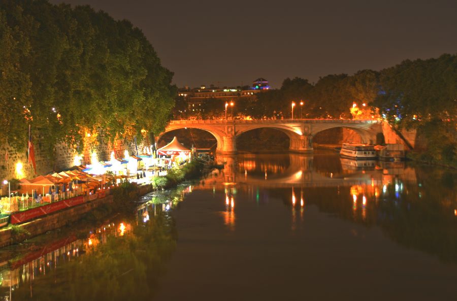 Nachtaufnahme von Ponte Sant Angelo Richtung Ponte Umberto - Roma