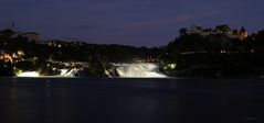 Nachtaufnahme von Rheinfall in Schaffhausen/Schweiz