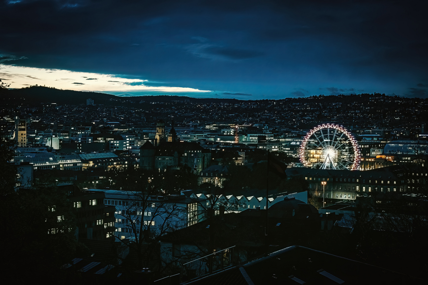 Nachtaufnahme zu blauen Stunde in Stuttgart