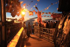 Nachtbesteigung +29FOTOS Adams Peak - TOPP TIPP 2: Pilgrims waiting for sunrise