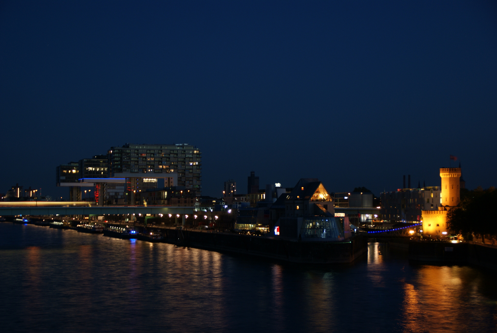 Nachtblick auf den Rheinauhafen