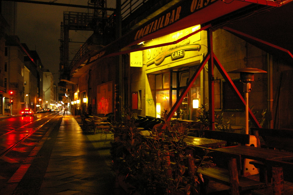 Nachtcafé im Regen