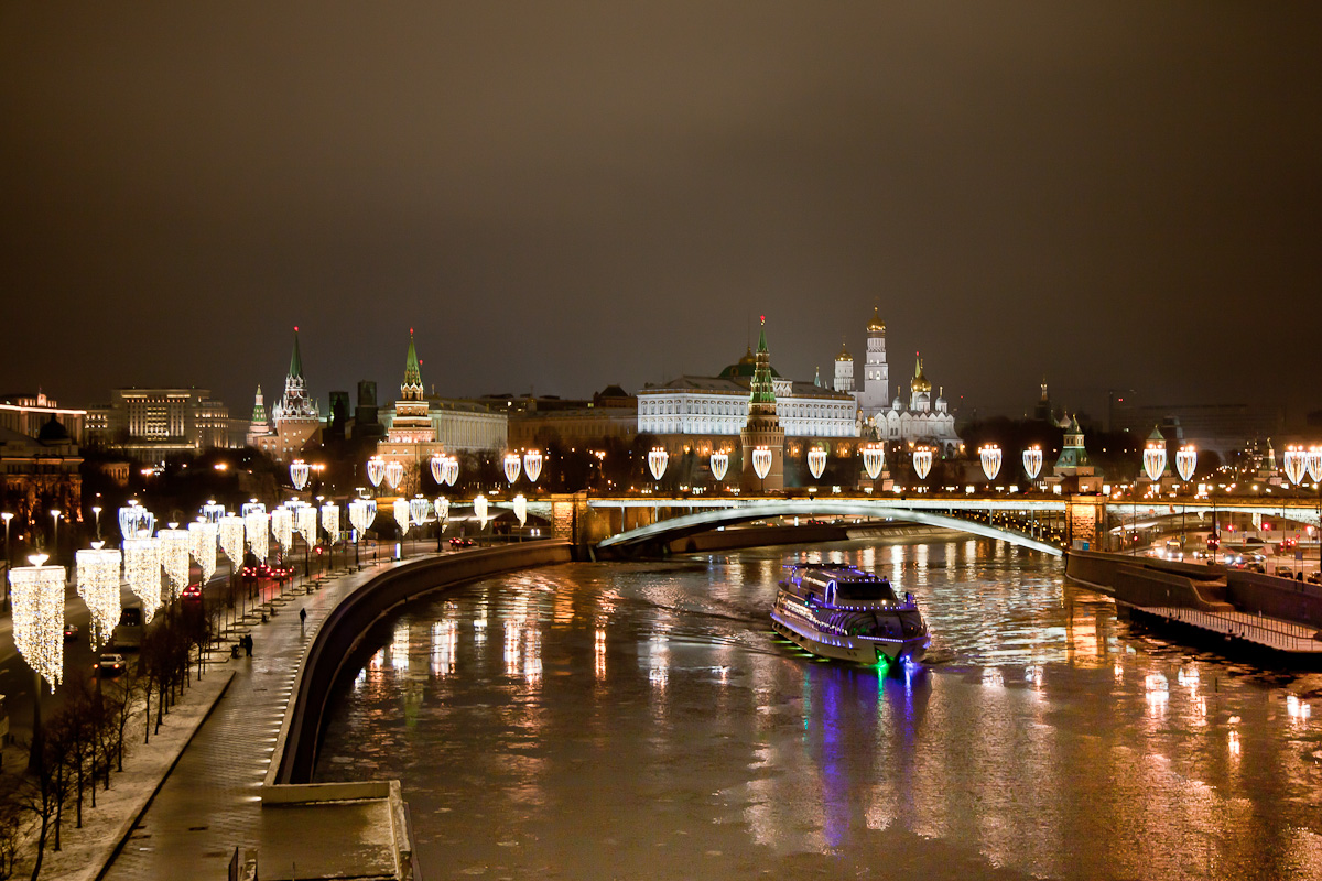 Nachtfahrt auf der Moskwa