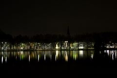 Nachtfoto mit Wasserspieglung