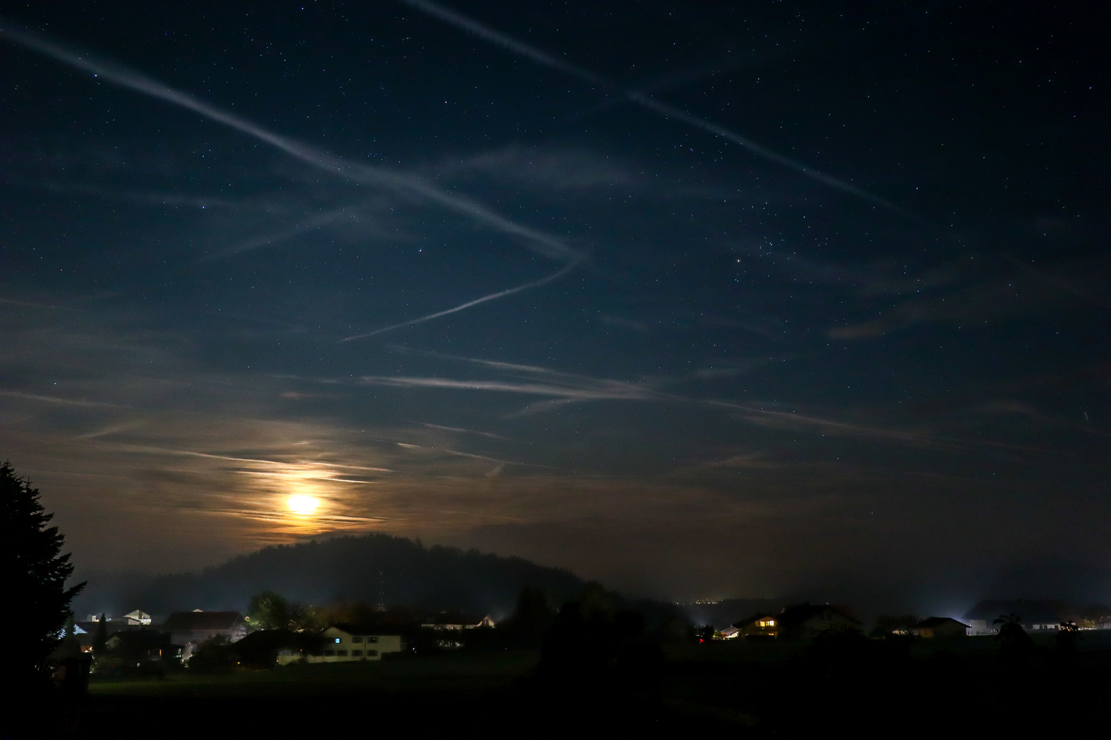 Nachthimmel mit Mond hinter den Wolken