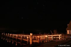 Nachthimmel über dem Hafen in Breege/Rügen