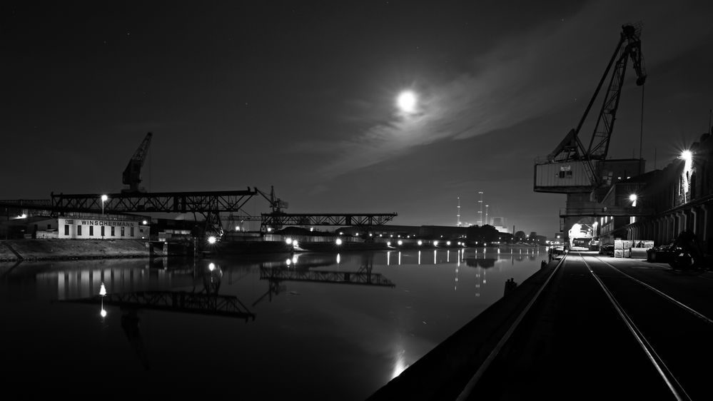 Nachthimmel über dem Rheinhafen