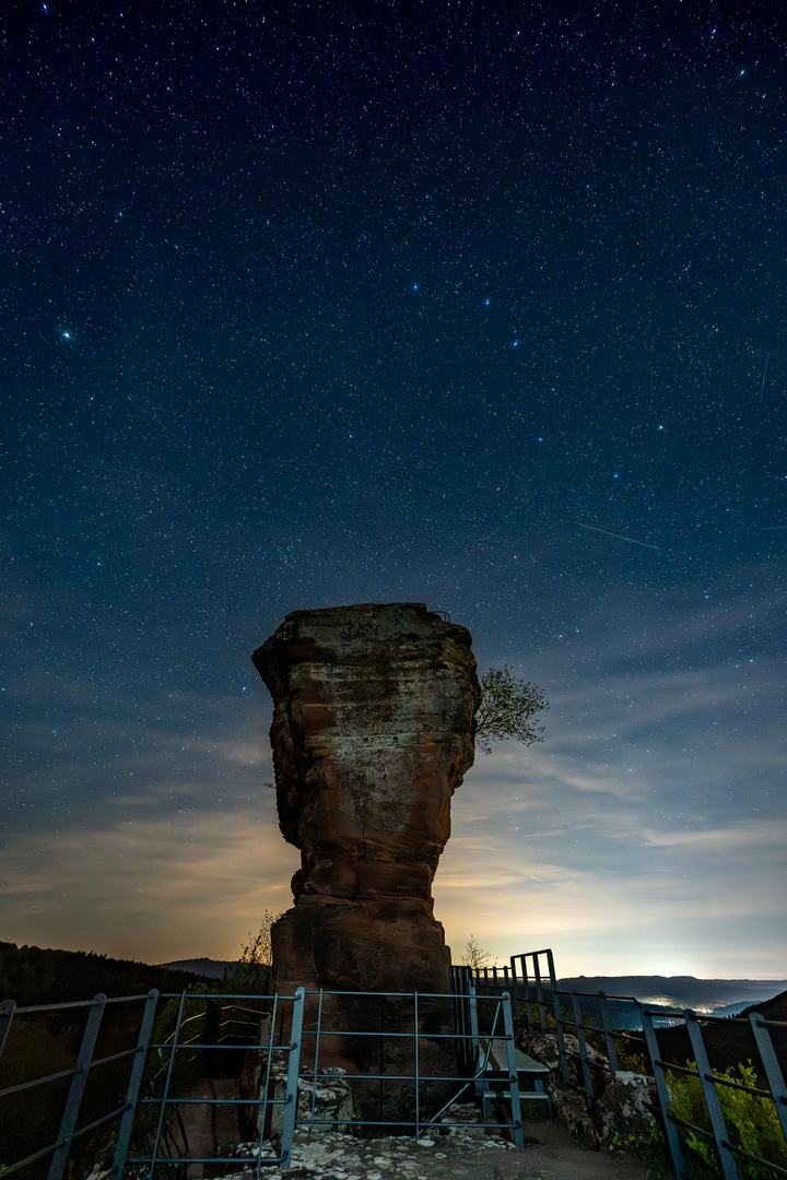 Nachthimmel über dem Zahn der Burg Drachenfels