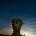 Nachthimmel über dem Zahn der Burg Drachenfels