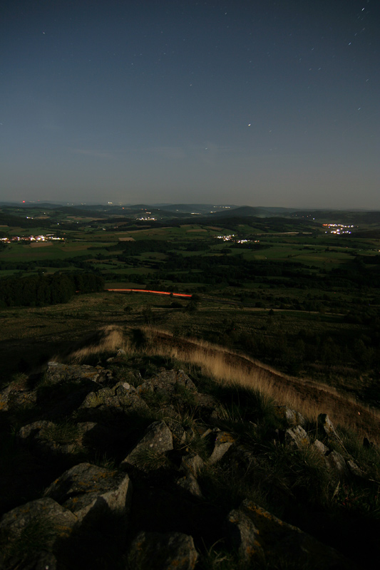 Nachtlandschaft mit roter Schlange