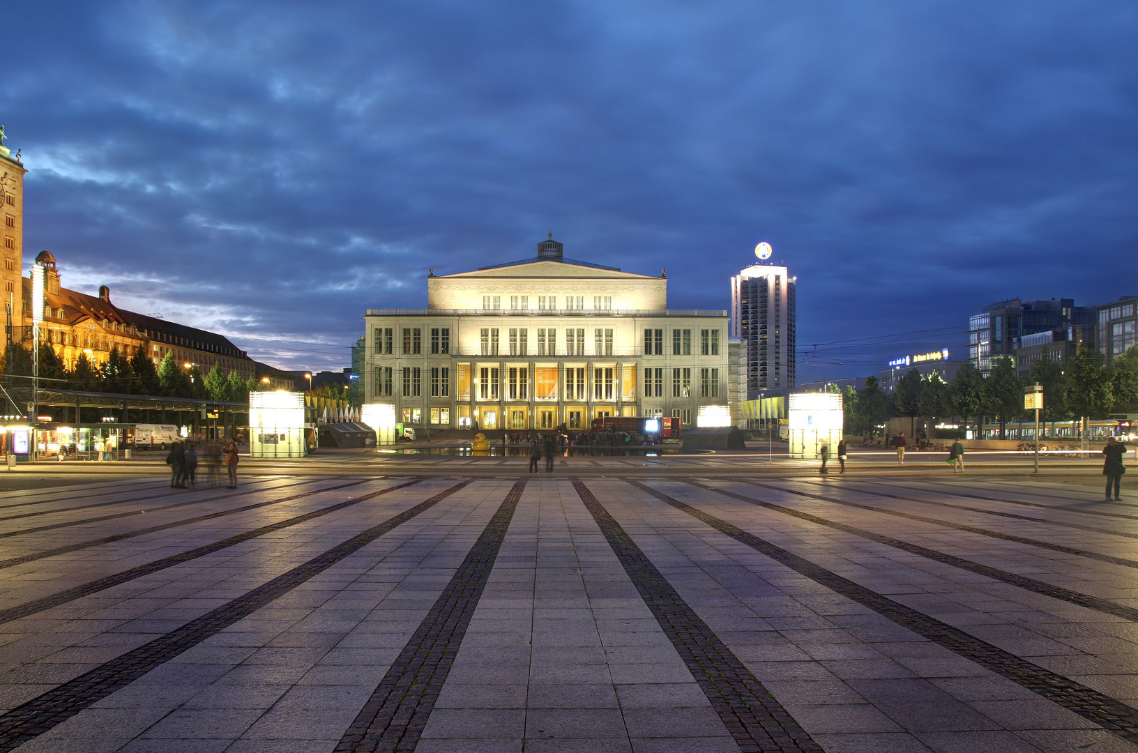 Nachtleben auf dem Augustusplatz in Leipzig