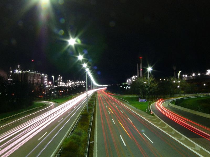 Nachtleben zwischen Autobahn und Industrie