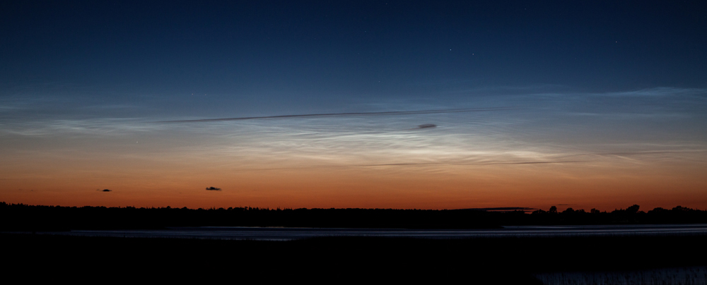 Nachtleuchtende Wolken an der Küste