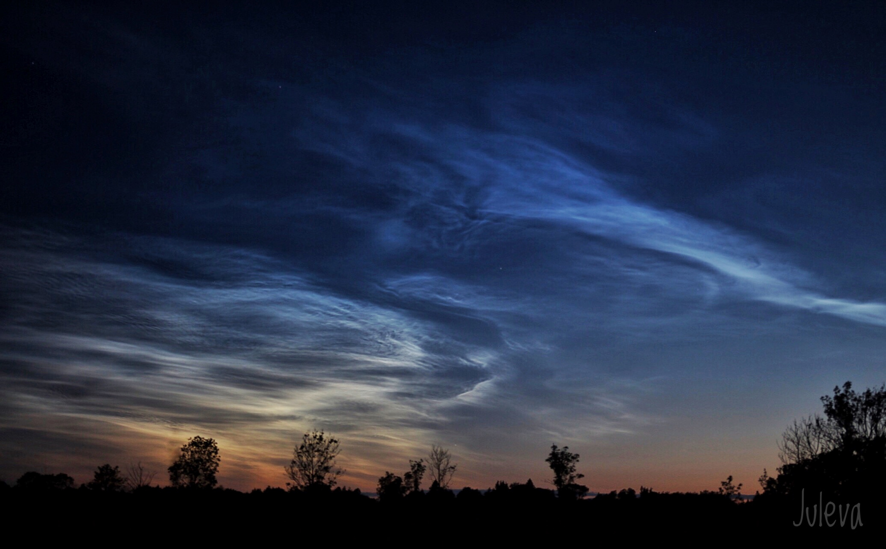 Nachtleuchtende Wolken in der Mittsommernacht - Öland/Schweden