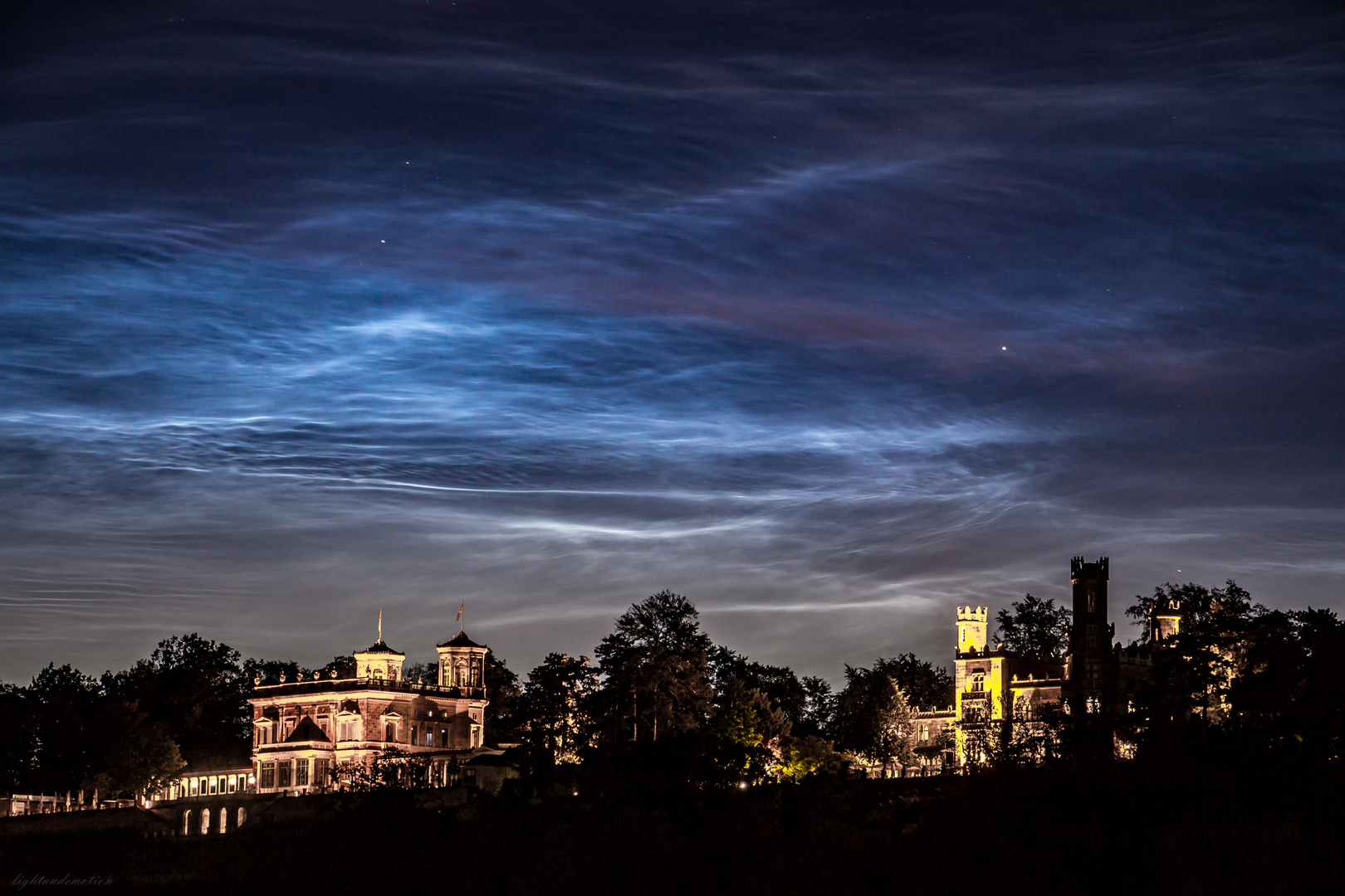 Nachtleuchtende Wolken über den Elbschlössern in Dresden