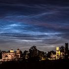 Nachtleuchtende Wolken über den Elbschlössern in Dresden