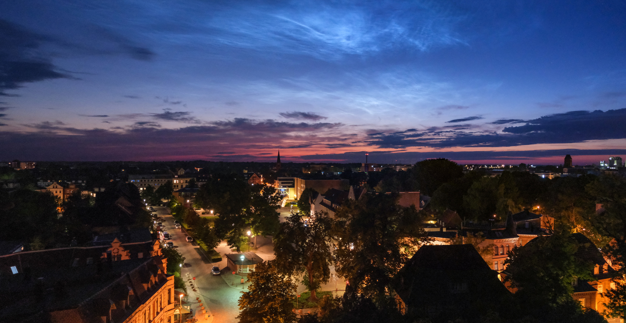 Nachtleuchtende Wolken über der Stadt.