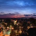 Nachtleuchtende Wolken über der Stadt.