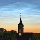 Nachtleuchtende Wolken über Schönbrunner Kirche