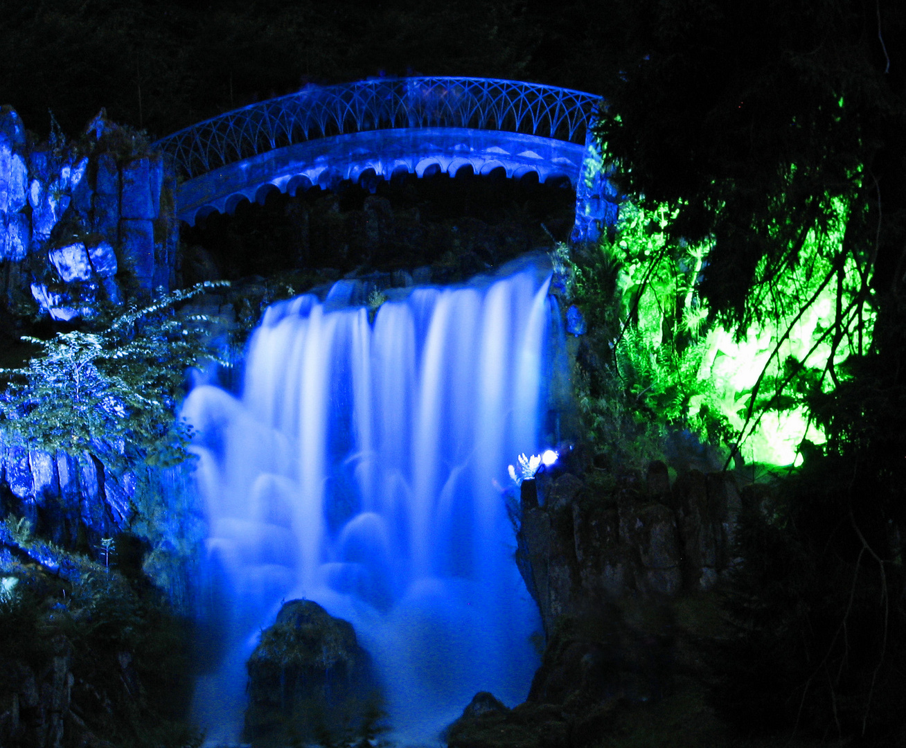 Nachtlichter-Blauer-Wasserfall