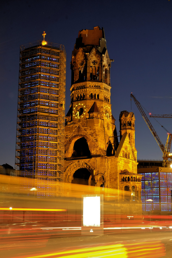 Nachtlichter I - Gedächtniskirche in der Blauen Stunde