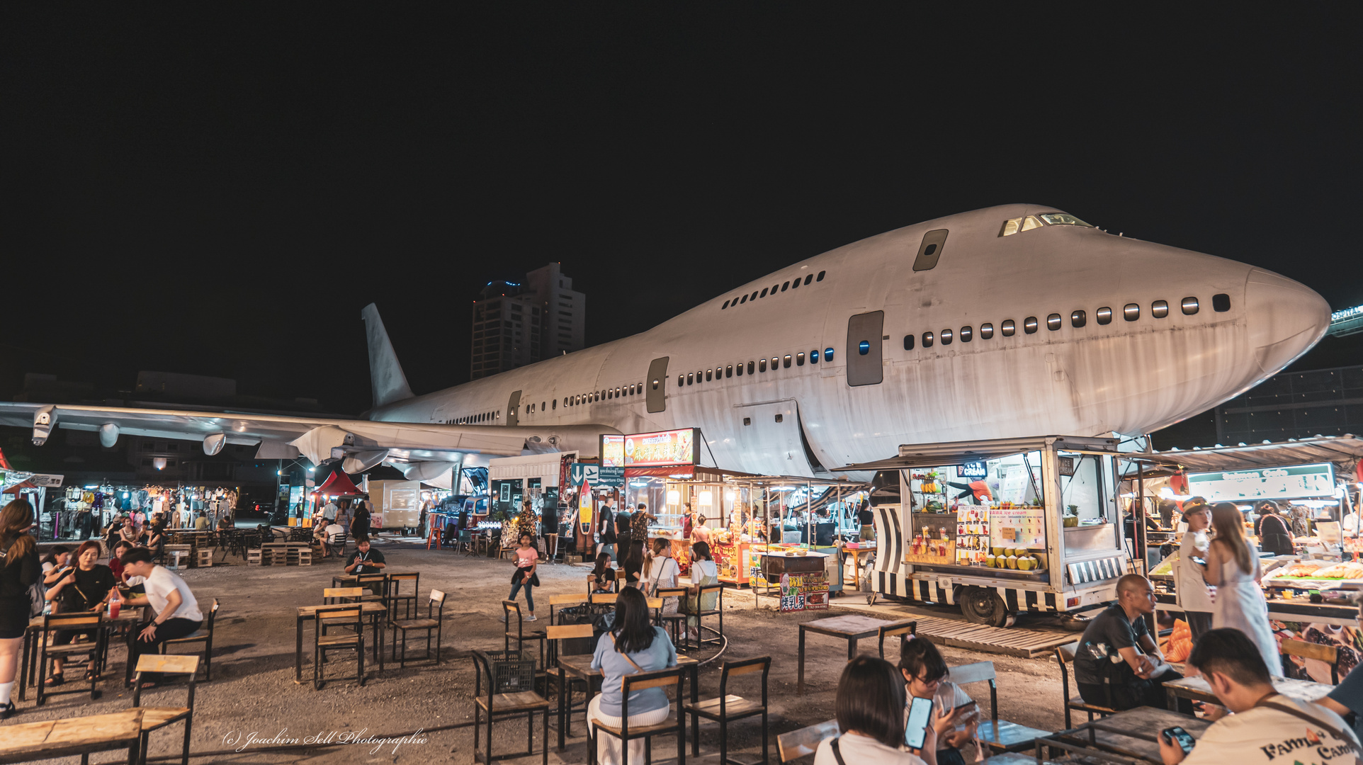 Nachtmarkt mit Flugzeug Boing 747