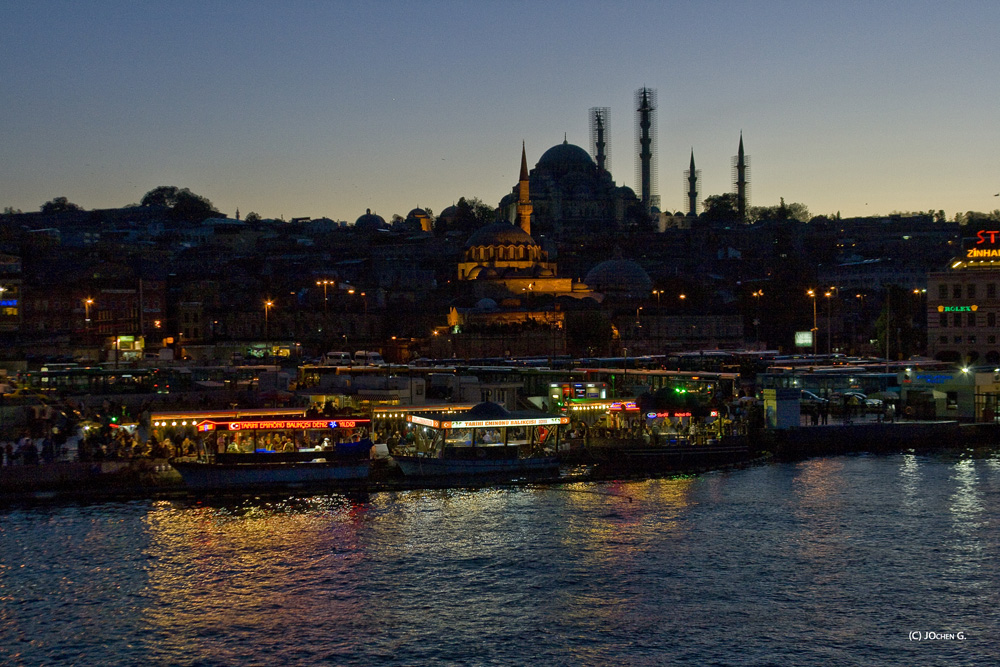 Nachtmarkt und Restaurants am Bosporus