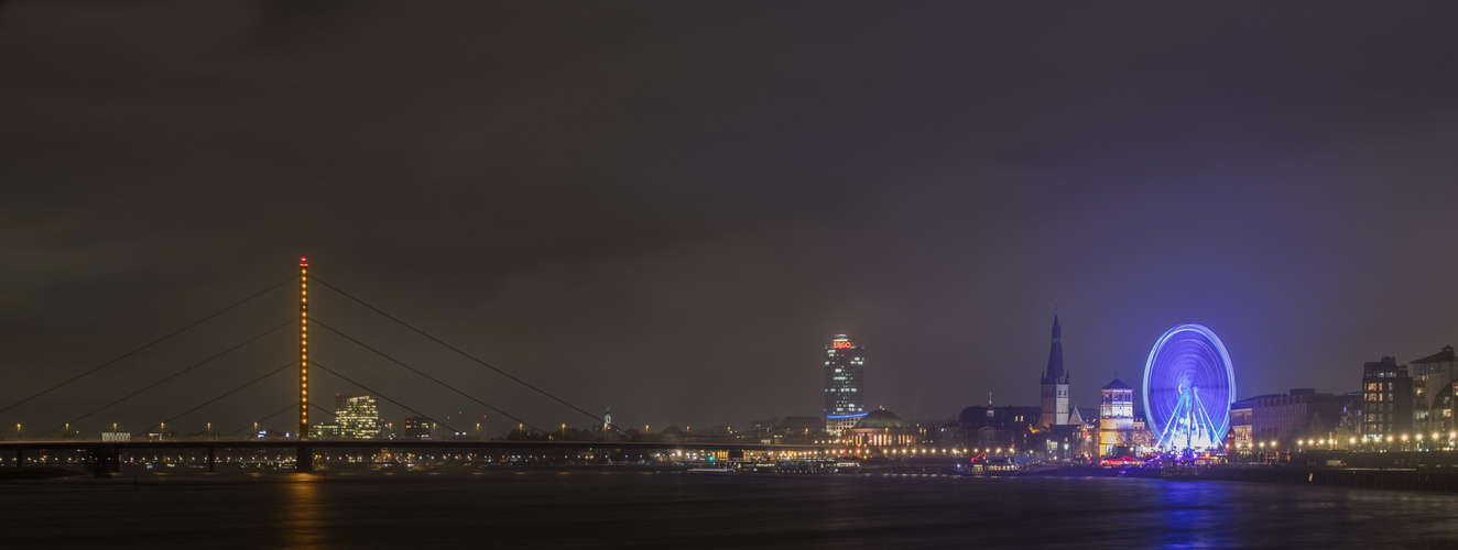 Nachtpanorama Düsseldorf mit Rhein