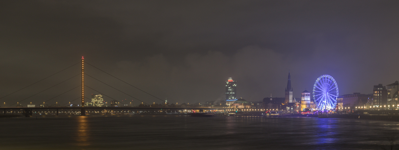 Nachtpanorama Düsseldorf mit Rhein (HDR)