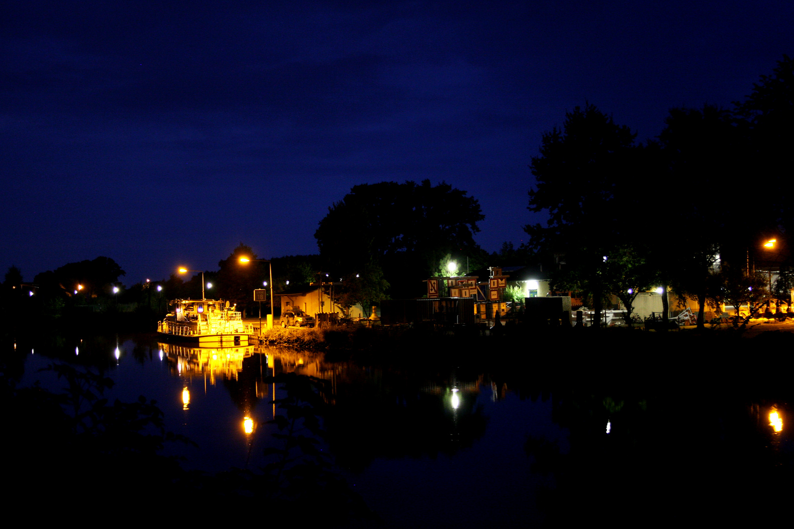 Nachts allein am anderen Ufer