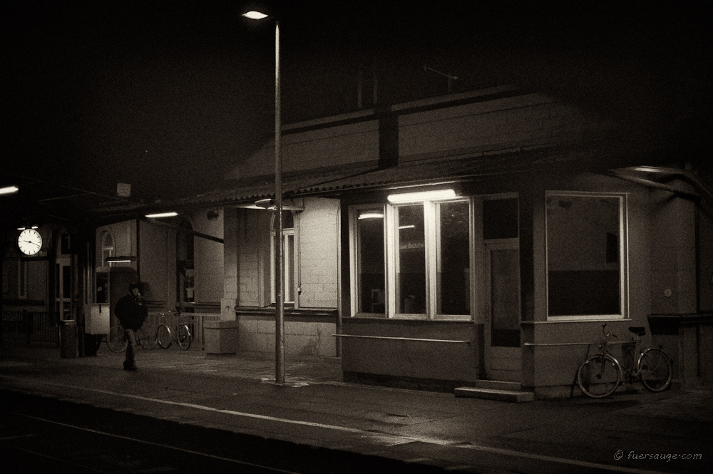 Nachts am Bahnhof