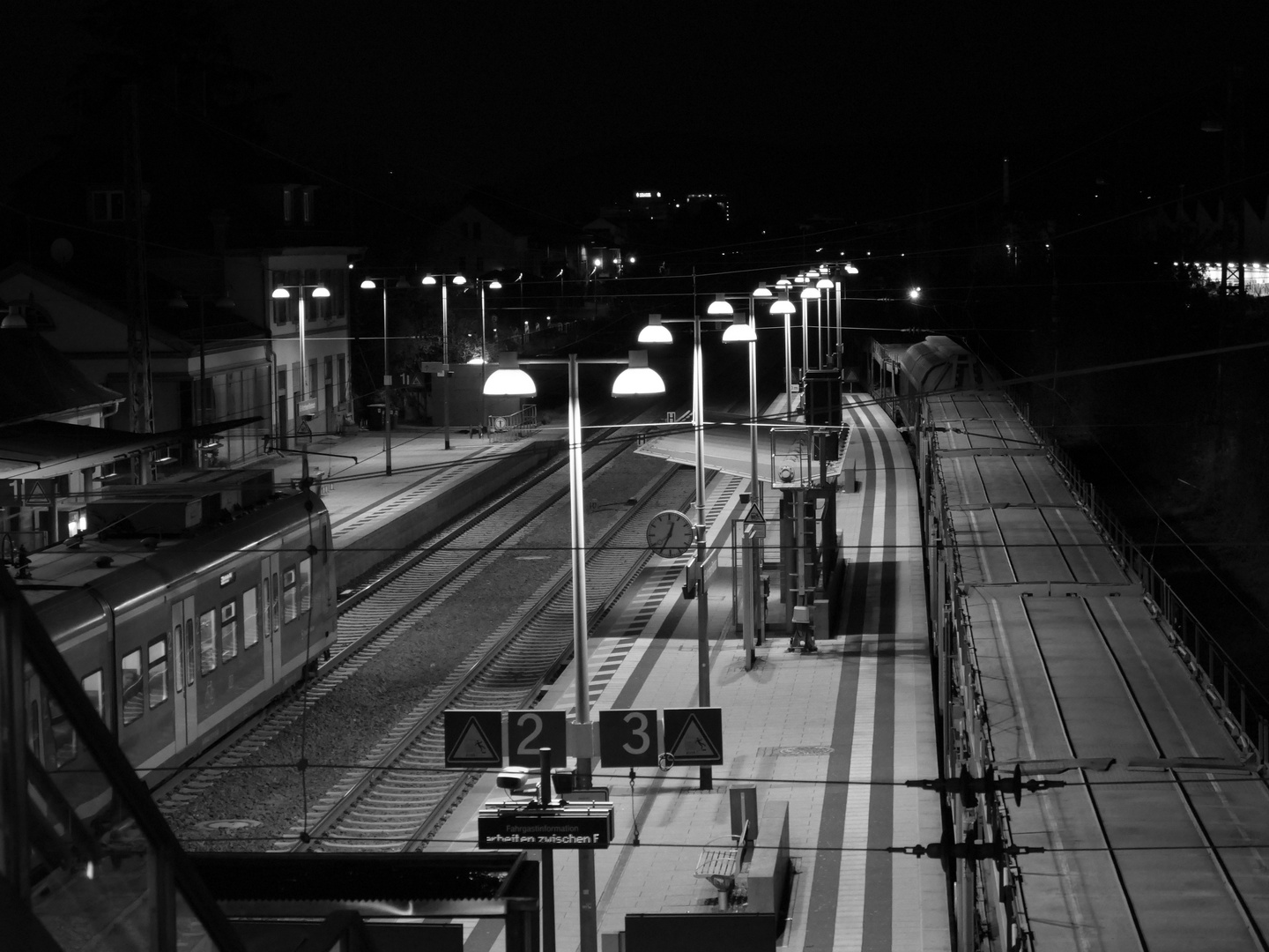 Nachts am Bahnhof