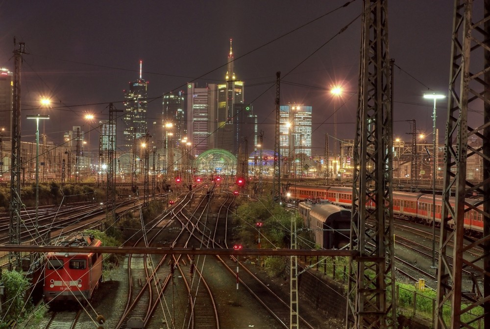 Nachts am Bahnhof