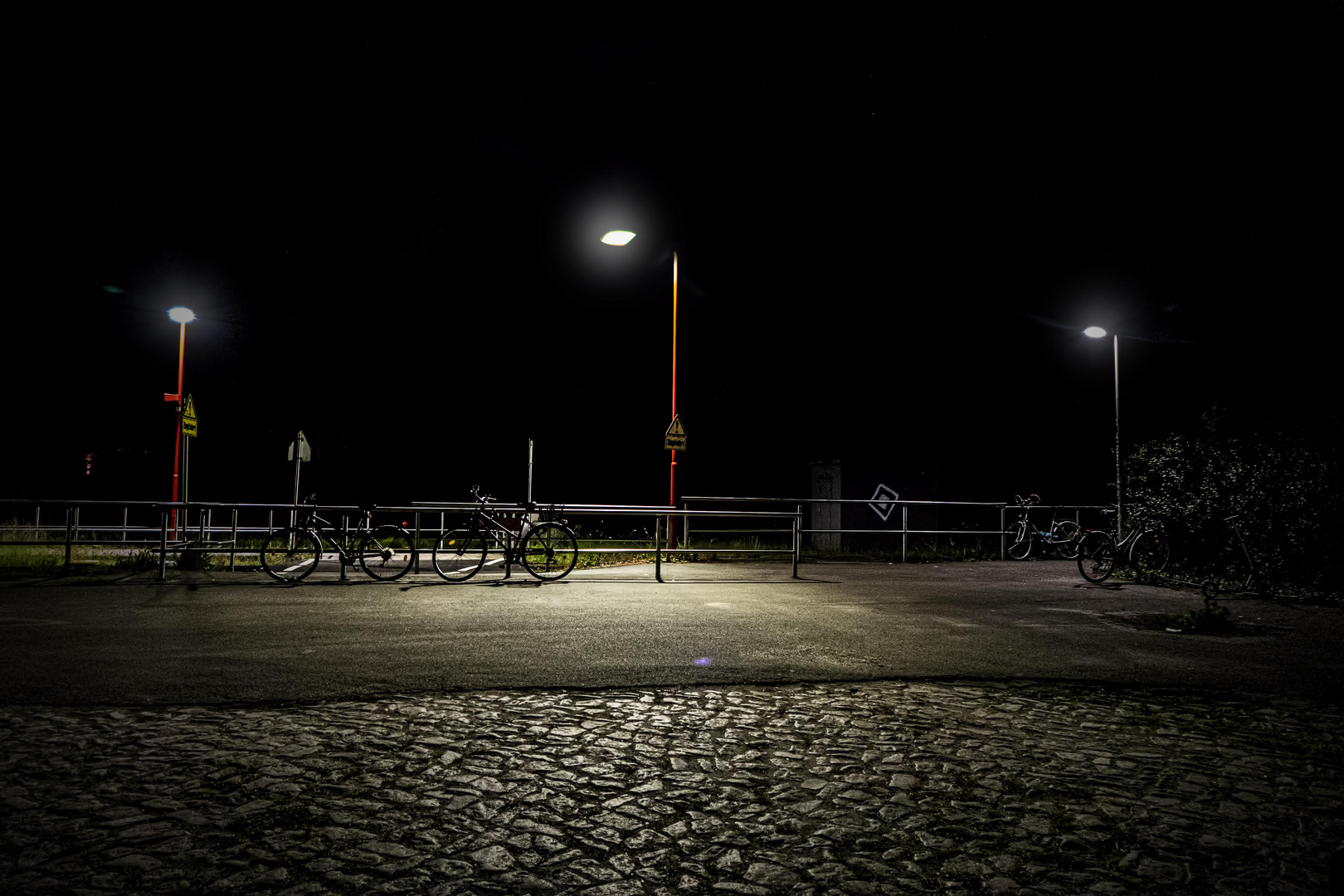 Nachts am Bahnhof; Fahrräder zur Auswahl