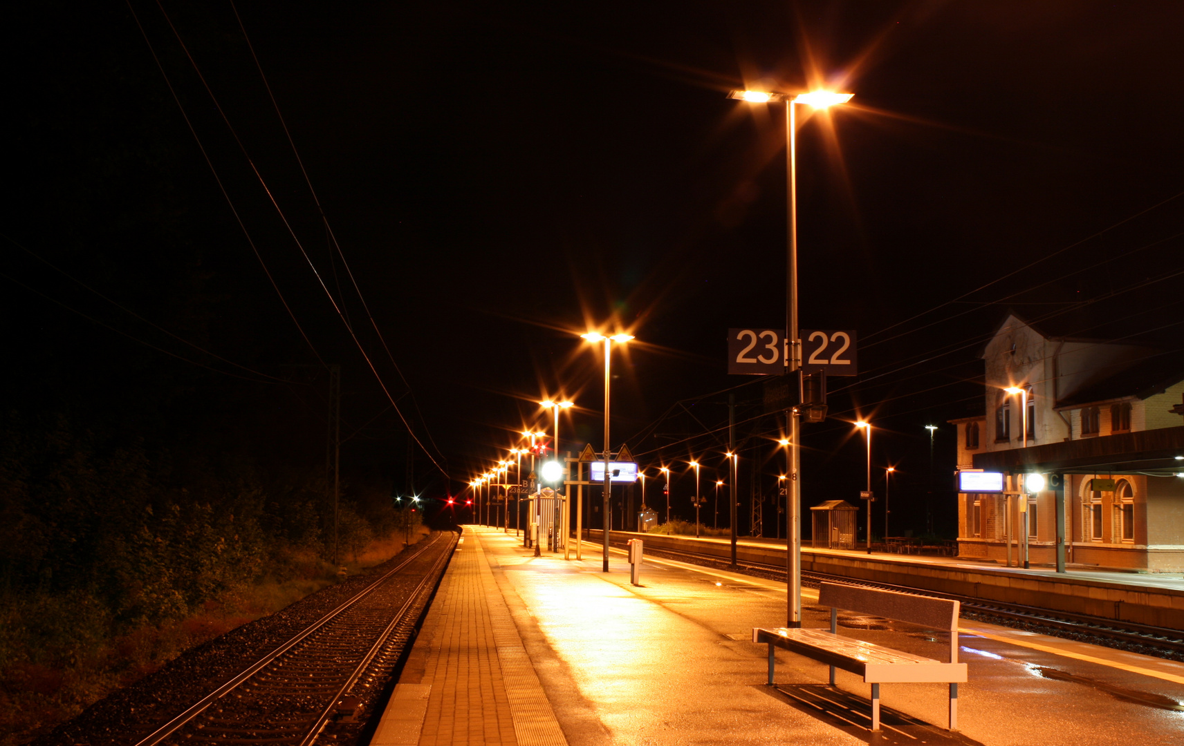 Nachts am Bahnsteig