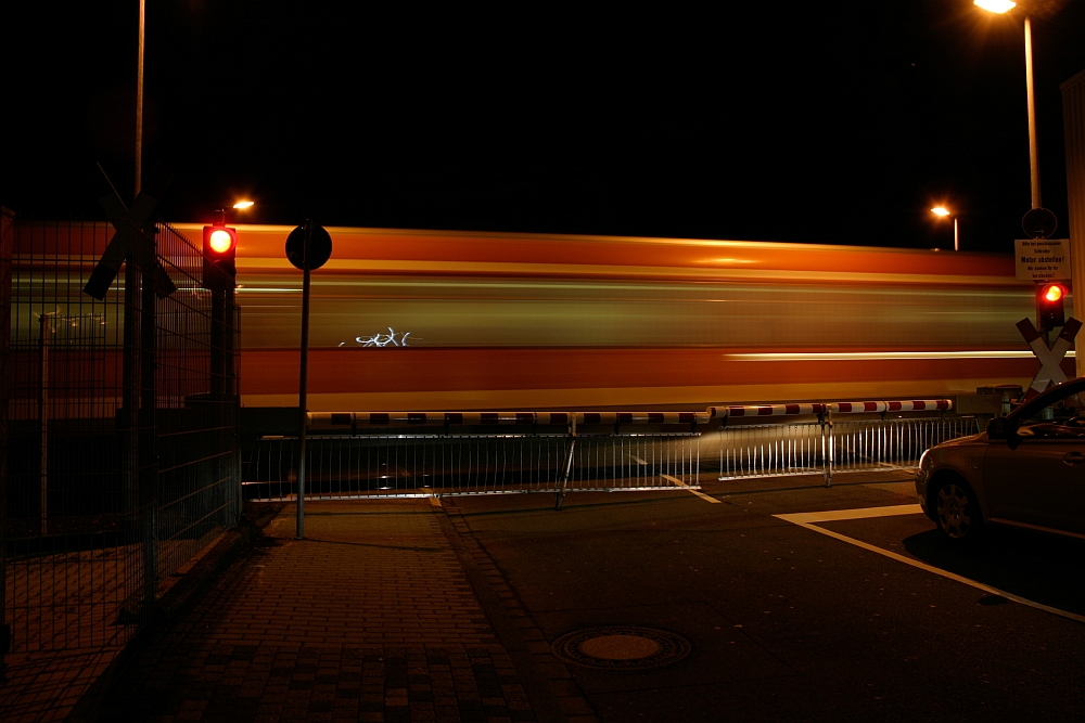 Nachts am Bahnübergang