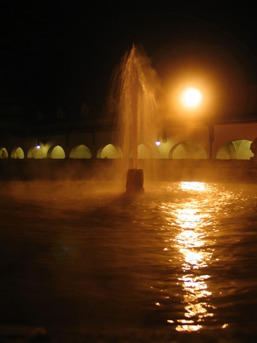 Nachts am Brunnen