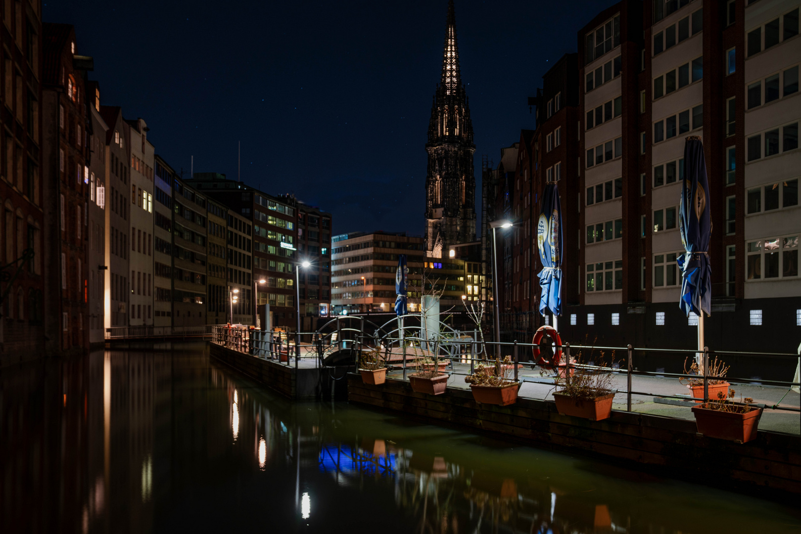 Nachts am Fleet in Hamburg 