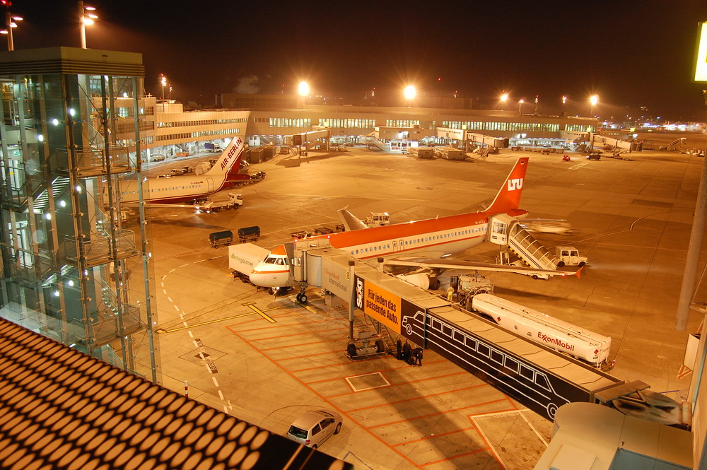 Nachts am Flughafen Düsseldorf