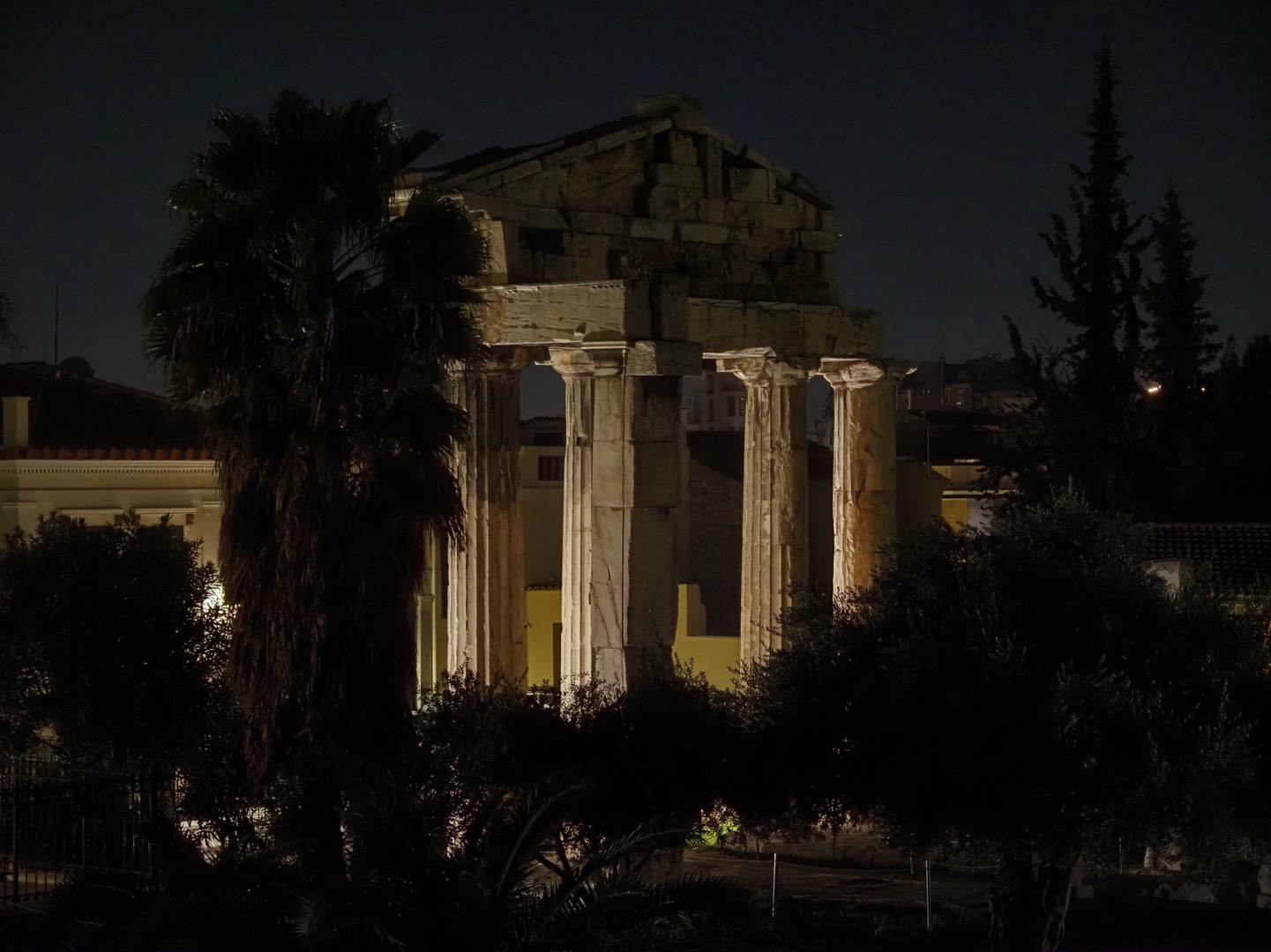 Nachts am Fuße der Akropolis